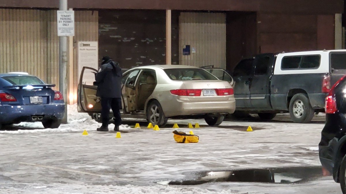.@TorontoPolice investigating a shooting in a parking lot off Oak Street. 3 males shot inside a car, all were transported to trauma centres by @TorontoMedics with serious injuries. Suspect(s) fled in an SUV