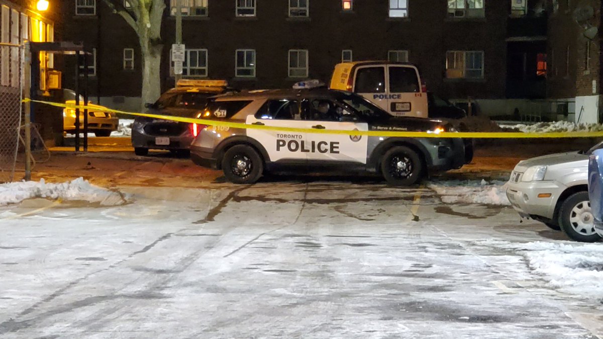 .@TorontoPolice investigating a shooting in a parking lot off Oak Street. 3 males shot inside a car, all were transported to trauma centres by @TorontoMedics with serious injuries. Suspect(s) fled in an SUV