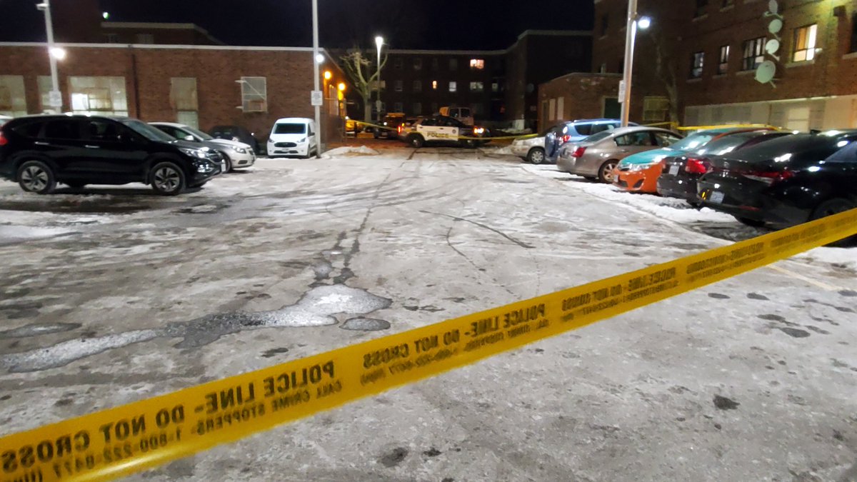 .@TorontoPolice investigating a shooting in a parking lot off Oak Street. 3 males shot inside a car, all were transported to trauma centres by @TorontoMedics with serious injuries. Suspect(s) fled in an SUV