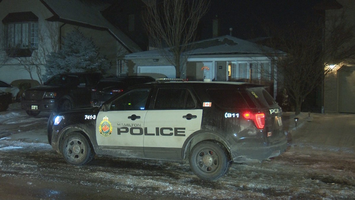 .@HamiltonPolice investigating a shooting at a home on Millpond Place. Male in his 50's shot in the leg, transported to hospital by @HPS_Paramedics. 28-year-old male in custody