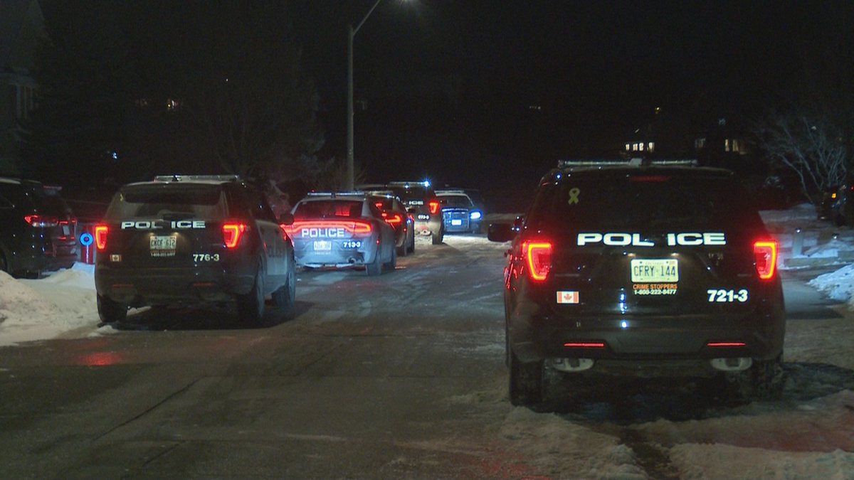 .@HamiltonPolice investigating a shooting at a home on Millpond Place. Male in his 50's shot in the leg, transported to hospital by @HPS_Paramedics. 28-year-old male in custody