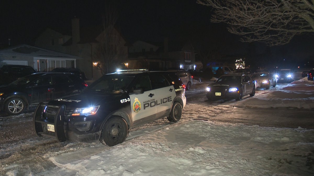 .@HamiltonPolice investigating a shooting at a home on Millpond Place. Male in his 50's shot in the leg, transported to hospital by @HPS_Paramedics. 28-year-old male in custody