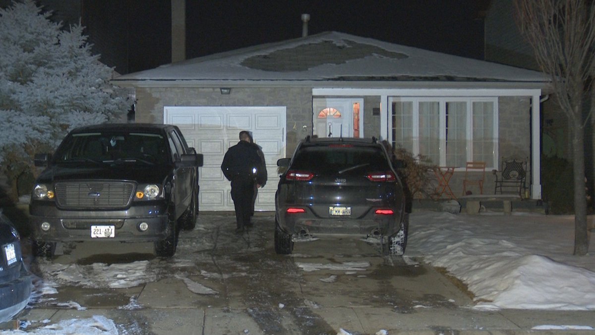 .@HamiltonPolice investigating a shooting at a home on Millpond Place. Male in his 50's shot in the leg, transported to hospital by @HPS_Paramedics. 28-year-old male in custody