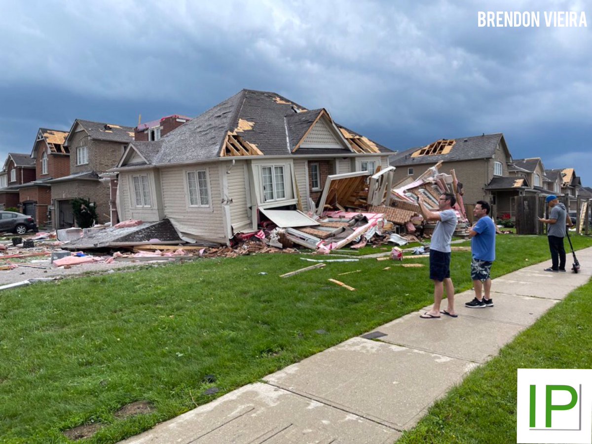 Multiple houses leveled and several vehicles damaged after a powerful Tornado hits South Barrie, Ontario, Canada