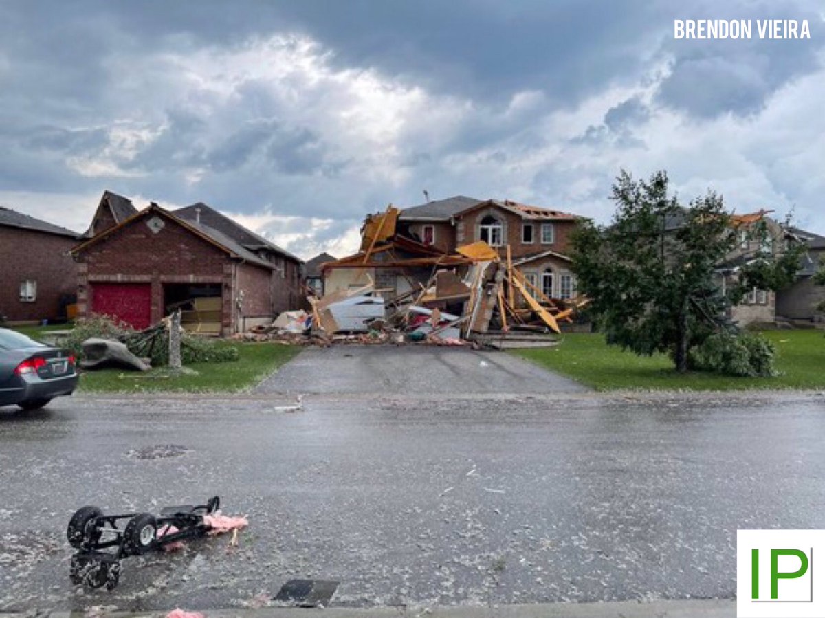 Multiple houses leveled and several vehicles damaged after a powerful Tornado hits South Barrie, Ontario, Canada