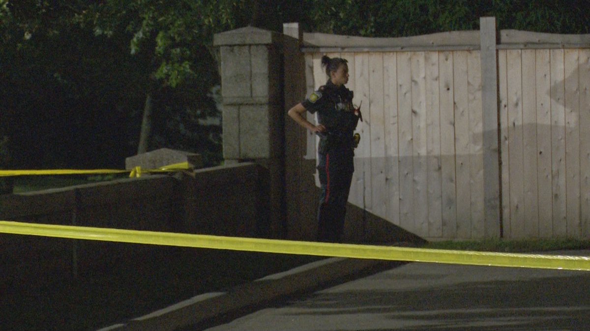 .@PeelPolice investigating a shooting on Hurontario Street north of Highway 401 in Mississauga. Two females and a male were shot and are in hospital. Suspect(s) fled