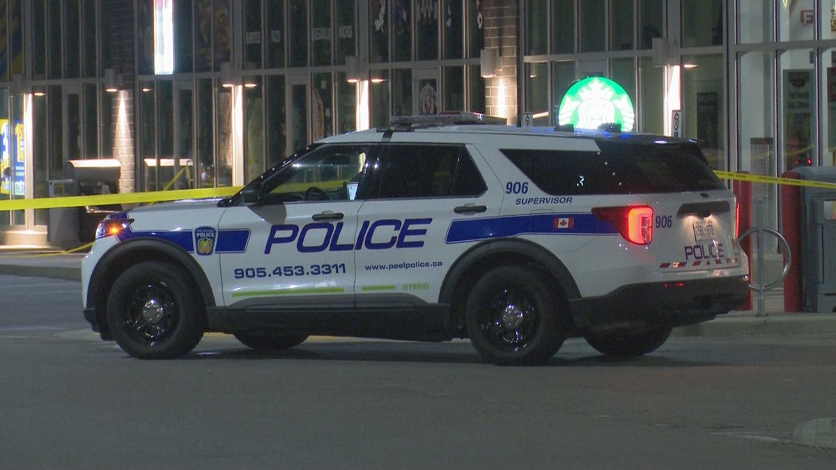 .@PeelPolice investigating a shooting on Hurontario Street north of Highway 401 in Mississauga. Two females and a male were shot and are in hospital. Suspect(s) fled