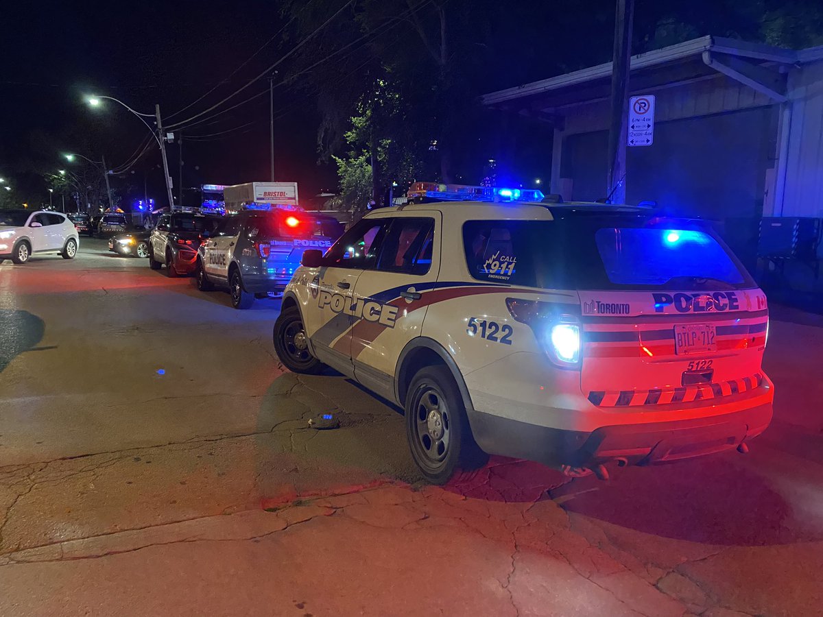 .@TorontoPolice investigating a shooting near ongoing music festival on Polson Pier. Male in his 20s rushed to St Mike's hospital with serious life threatening injuries