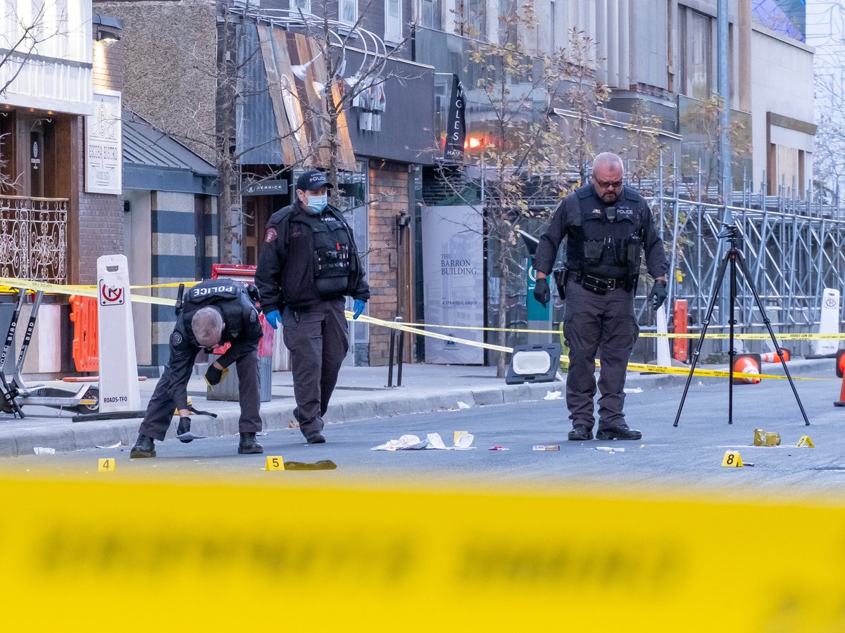 DOWNTOWN SHOOTING - Investigators are now on scene, expect 8 Ave to be closed for a while  