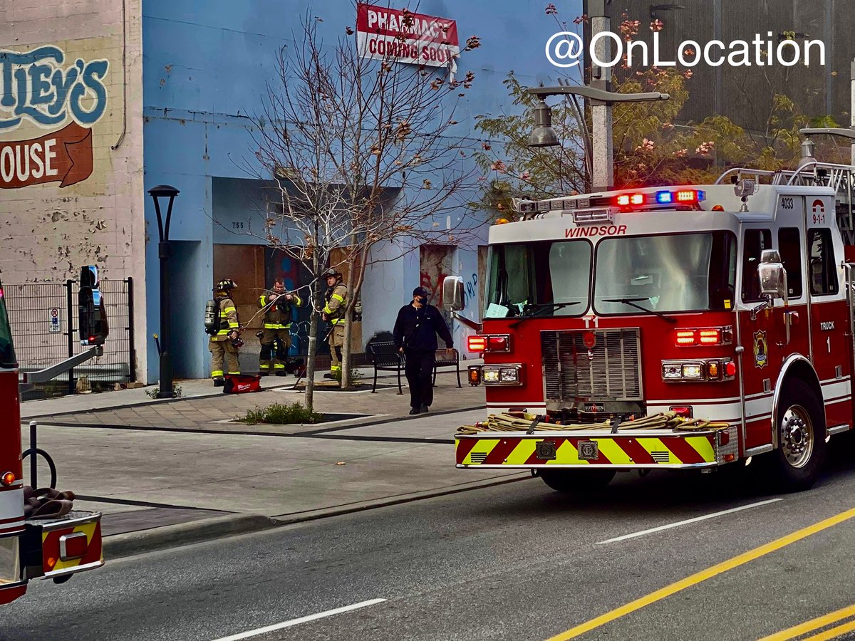 .@WindsorFire1 Units are on scene in the 750 block of Ouellette Ave for a small fire in a commercial building. Fire is under control and units doing overhaul. Expect traffic delays