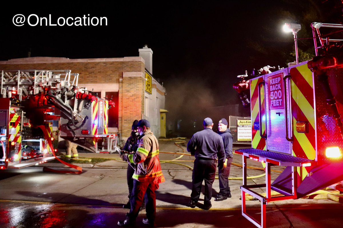 .@WindsorFire1 Crews are on scene in the 1400 block of Kildare Rd for a commercial structure fire at a auto shop. Fire crews had heavy smoke on arrival. Fire is now under control & starting overhaul.