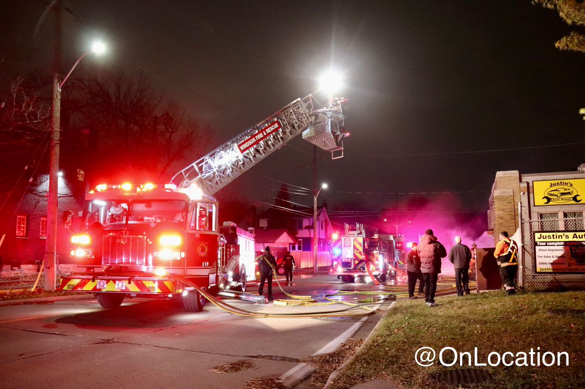 .@WindsorFire1 Crews are on scene in the 1400 block of Kildare Rd for a commercial structure fire at a auto shop. Fire crews had heavy smoke on arrival. Fire is now under control & starting overhaul. 