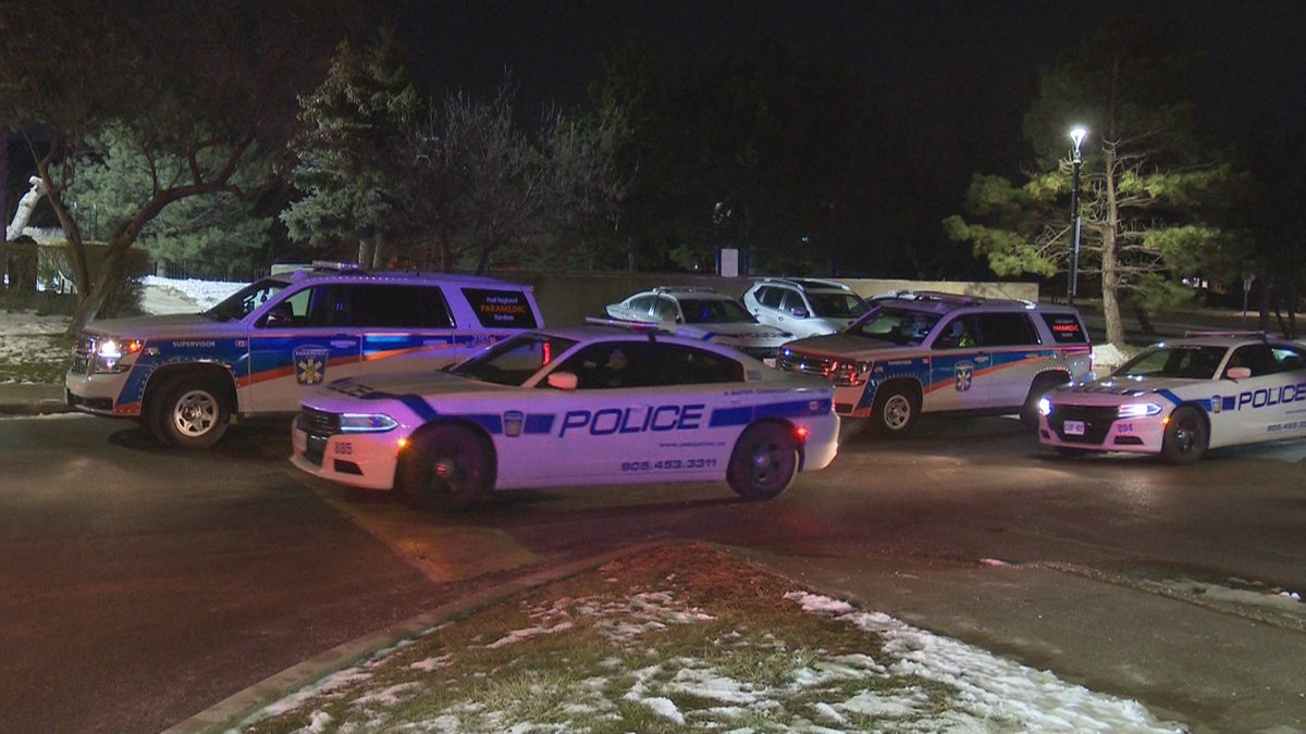 .@PeelPolice investigating a shooting at an apartment building on Glen Erin Drive at Britannia Road West in Mississauga. Male in his 30's transported by @Peel_Paramedics to a trauma centre with a gunshot wound to the chest