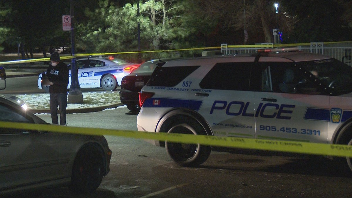 .@PeelPolice investigating a shooting at an apartment building on Glen Erin Drive at Britannia Road West in Mississauga. Male in his 30's transported by @Peel_Paramedics to a trauma centre with a gunshot wound to the chest