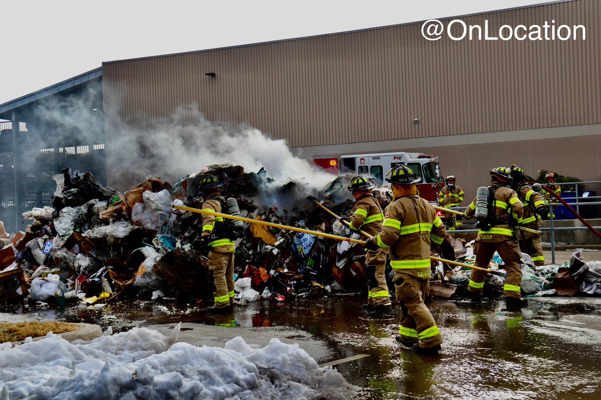 .@WindsorFire1 Crews were on scene of a large garbage bin fire at 7350 Catherine St. Fire was contained to the bin. Crews currently doing overhaul 