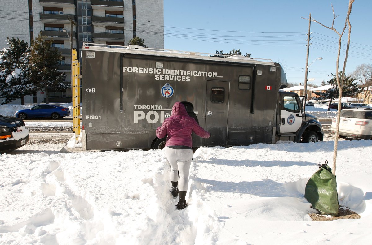 Early morning shooting death gunviolence at 2313 Islington Ave. & Bergamot Ave.  TPS  on scene @TorontoPolice canvassing low-rise building @TPSHomicide investigating 7th homicide of 2022