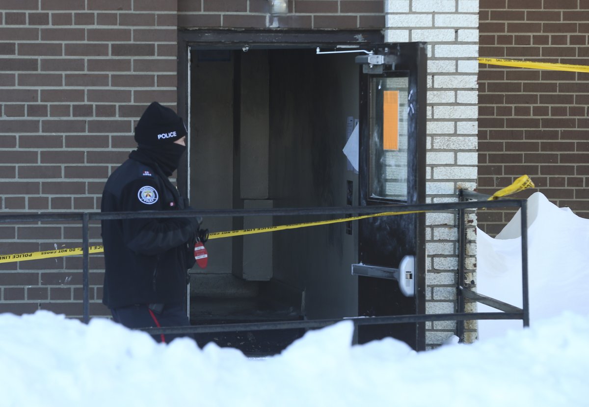 Early morning shooting death gunviolence at 2313 Islington Ave. & Bergamot Ave.  TPS  on scene @TorontoPolice canvassing low-rise building @TPSHomicide investigating 7th homicide of 2022