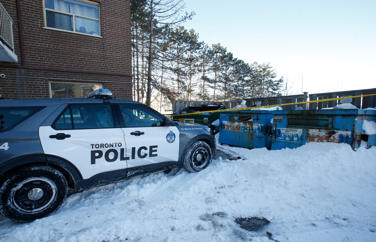 Early morning shooting death gunviolence at 2313 Islington Ave. & Bergamot Ave.  TPS  on scene @TorontoPolice canvassing low-rise building @TPSHomicide investigating 7th homicide of 2022