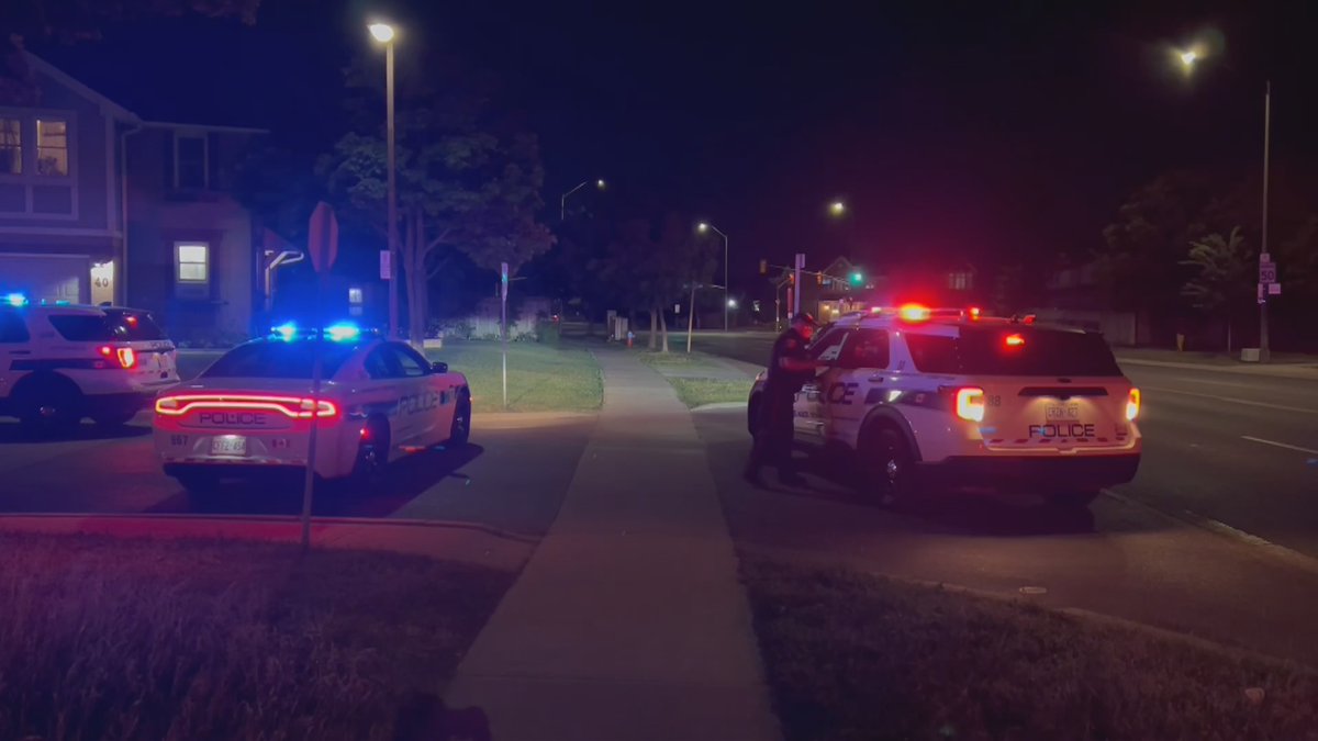 .@PeelPolice investigating a fatal shooting at a townhouse complex on Glen Erin Drive south of Britannia Road West in Mississauga. Male victim pronounced dead on scene. @PeelHomicide detectives notified