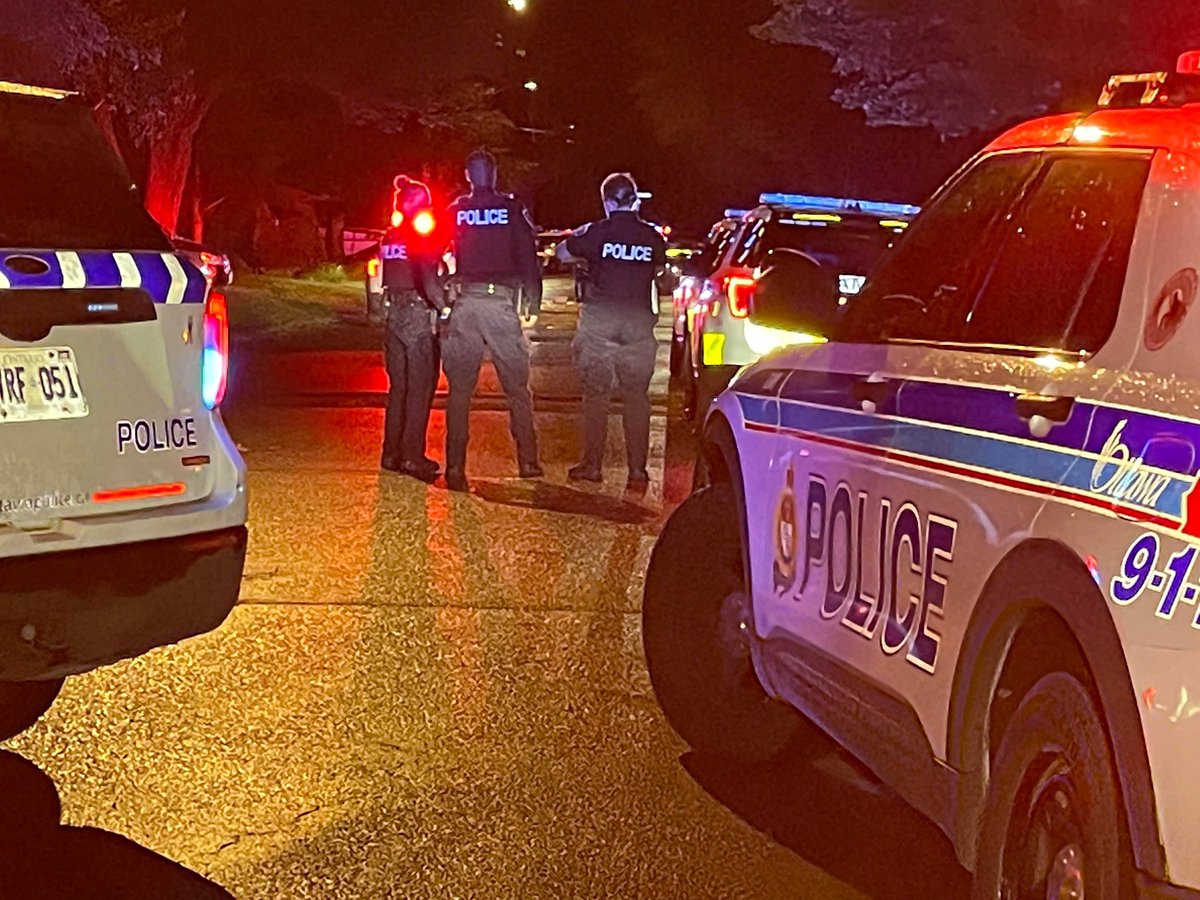 SHOOTING : Ottawa Police are on scene of a reported shooting in the area of Anoka St & Grasmere Cres near Heron Rd. ⁃Unknown number of victims ⁃Unknown arrests 