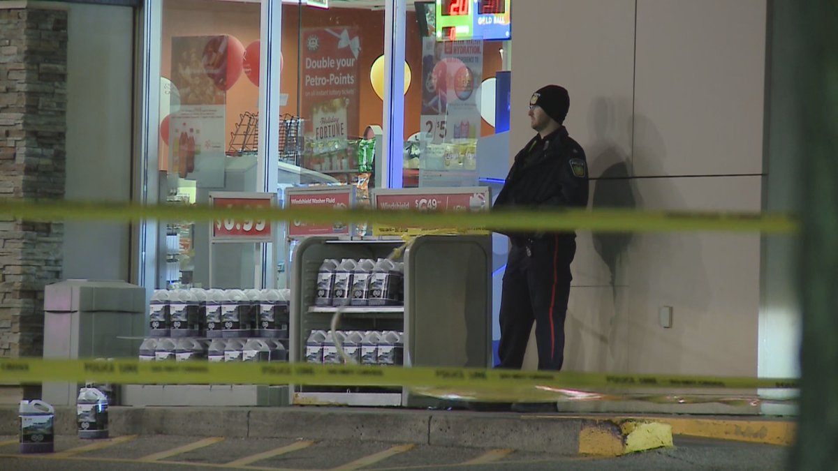 @PeelHomicide detectives investigating a fatal shooting at the @petrocanada gas station at Creditview Road and Britannia Road West in Mississauga on Saturday night. Female in her 20's pronounced dead on scene. Suspect fled on foot