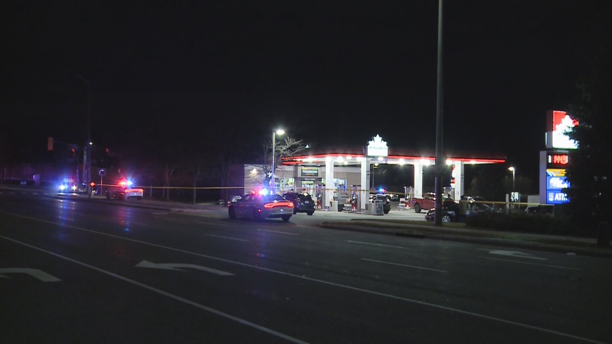 @PeelHomicide detectives investigating a fatal shooting at the @petrocanada gas station at Creditview Road and Britannia Road West in Mississauga on Saturday night. Female in her 20's pronounced dead on scene. Suspect fled on foot