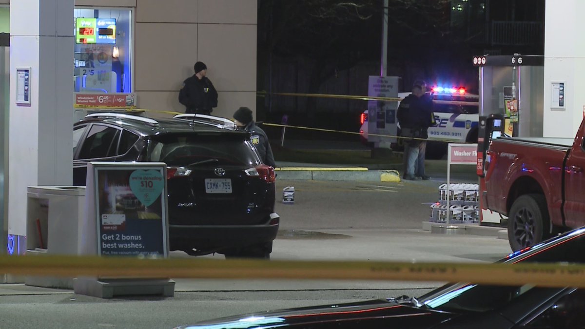 @PeelHomicide detectives investigating a fatal shooting at the @petrocanada gas station at Creditview Road and Britannia Road West in Mississauga on Saturday night. Female in her 20's pronounced dead on scene. Suspect fled on foot