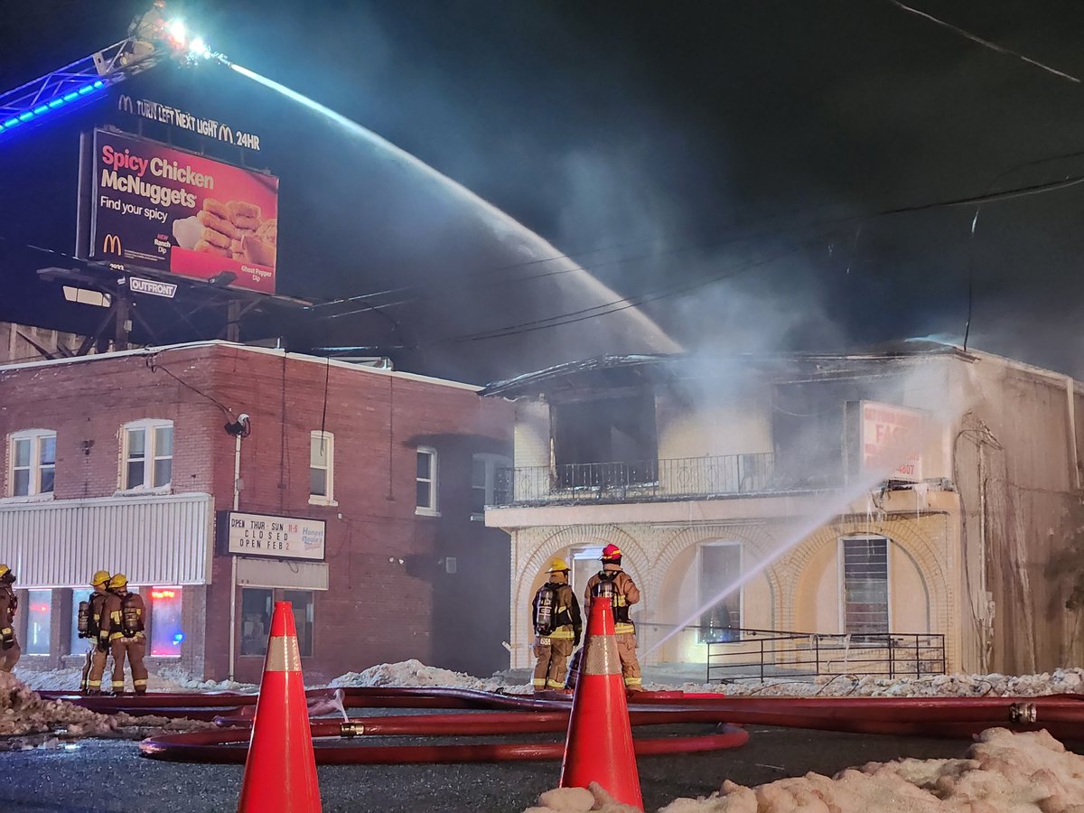 Oshawa Fire crews on scene of a working commercial fire around 5-Am this morning. Crews arrived to heavy smoke and fire conditions, aerial device in operation with a 4th pumper and R25 requested. Majority of fire was knocked down by 5:30