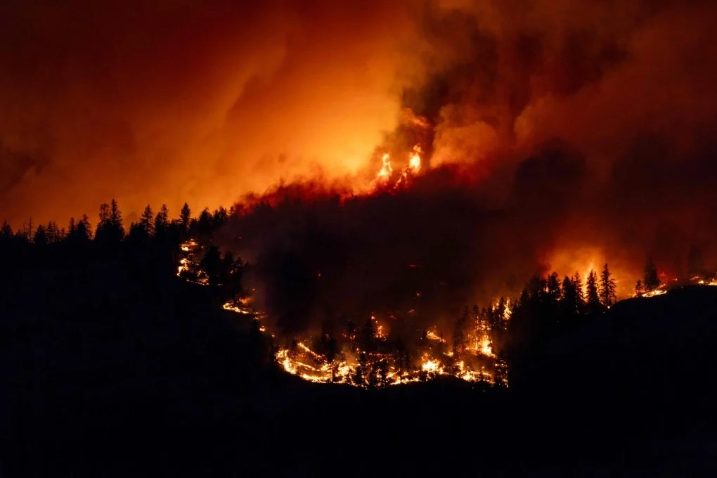 In Canada, a serious wildfire is tearing through the Okanagan and forcing the whole town of Summerland, British Columbia, to evacuate under a state of emergency. The Bald Range fire blew up fast overnight, exploding to 5,000 hectares